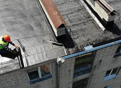 У Новобаварському районі ремонтують дахи житлових будинків (ВИДЕО)