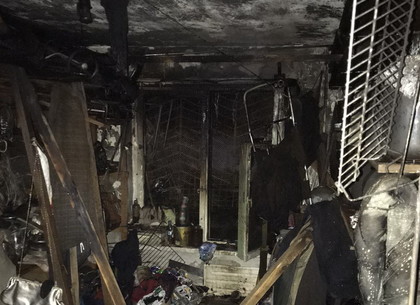 На Салтовке выгорели захламленный балкон и часть квартиры местного «Плюшкина» (ФОТО)