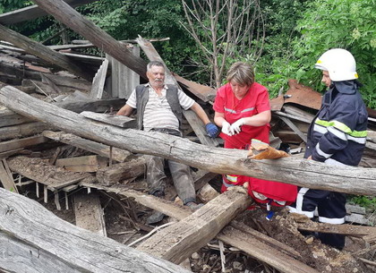 На Харьковщине под завалами рухнувшего дома пострадали двое мужчин (ФОТО)