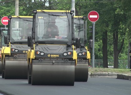 Харьковские дорожники обновляют асфальтобетон по бульвару Богдана Хмельницкого (ВИДЕО)