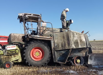 Комбайн загорелся на поле во время работы (ФОТО)