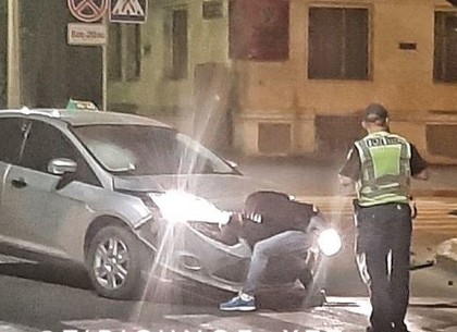 В Харькове на ночном перекрестке патрульный Prius попал в ДТП - виновника происшествия пока не определили (ФОТО, ВИДЕО))