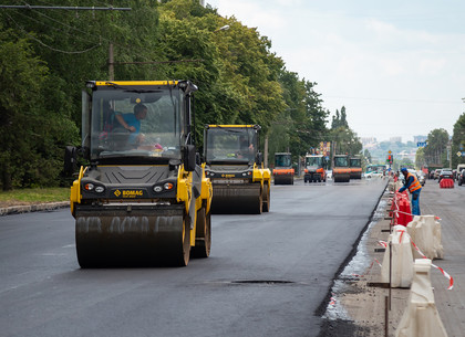 Харьковские автодорожники ремонтируют покрытие по проспекту Юбилейному (ФОТО)