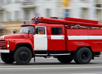 Пожар на Клочках: спасатели эвакуировали из 6-этажки десятки человек (ФОТО)