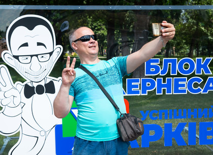 В Харькове появились креативные инсталляции с изображением Геннадия Кернеса (ФОТО)