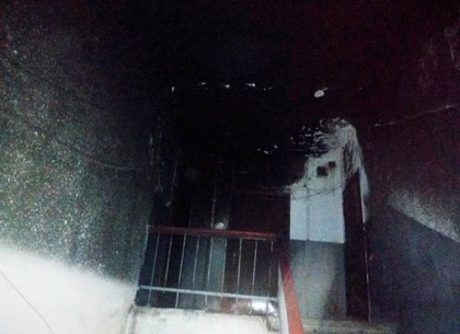 Пожар на ХТЗ: ночью жильцы многоэтажки в дыму выбегали на улицу (ФОТО)