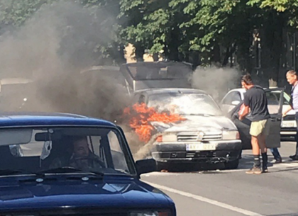 В Харькове посреди дороги загорелась иномарка