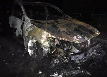 Ночью на Салтовке сгорел припаркованный автомобиль