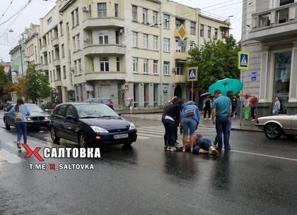Затормозивший перед переходом автомобиль сбил пешехода на Сумской (Обновлено, ФОТО)