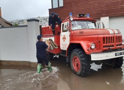Пожарные откачивают воду с частных дворов харьковчан (ФОТО)
