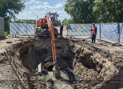 На Салтівці ремонтують метровий каналізаційний колектор (ФОТО)