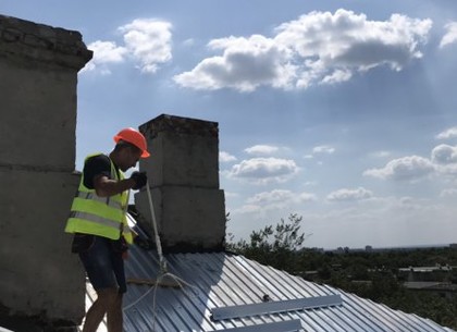 Комунальники ремонтують дахи житлових будинків (ВІДЕО)