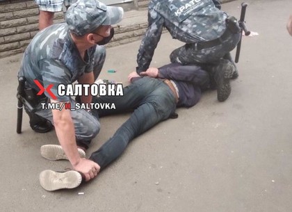 Конфликт на рынке: неадекват ранил мужчину на Салтовке (ФОТО, Обновлено)