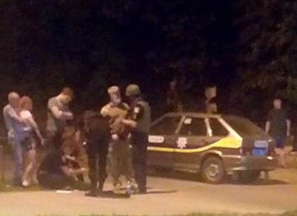 На Алексеевке задержали прохожего с гранатой (ВИДЕО)
