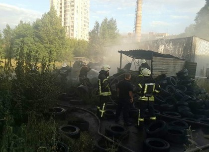 Черный дым в районе вокзала: как пожарные тушили свалку автопокрышек (ФОТО)