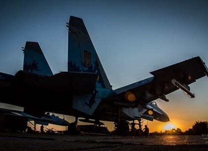 Военные летчики отработали ночные боевые полеты над Харьковом (ФОТО)