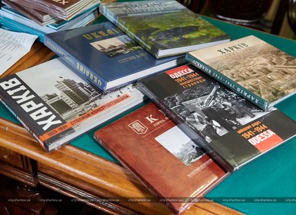 Університету імені Каразіна передали унікальні видання про історію Харкова