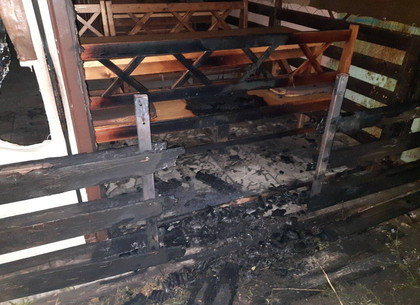 Ночью на салтовских Тракторах подожгли кафе (ФОТО)
