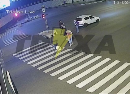 Сбита девушка на пешеходном переходе - видео момента аварии (ФОТО, ВИДЕО)