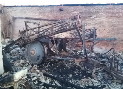 Злоумышленники сожгли фермеру под Харьковом сельхозтехнику (ФОТО)