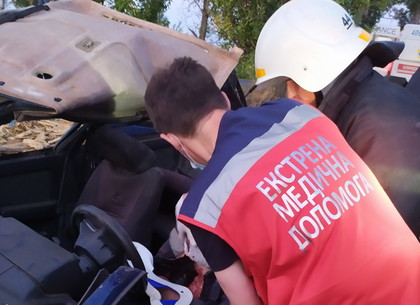 Купянский район: спасатели вырезали водителя из покореженного авто