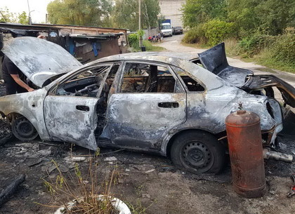Спасатели ликвидировали обширный ночной пожар в пригородных гаражах (ФОТО)
