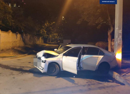 На проспекте Науки водитель Skoda протаранил столб: Два человека в больнице