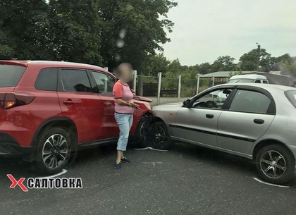 ДТП на Старой Салтовке: крепкий поцелуй легковушек