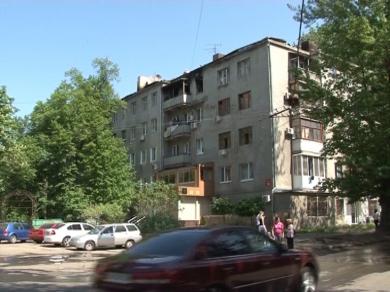 Шевченковский район: во время пожара на балконе жилой пятиэтажки спасатели эвакуировали мужчину