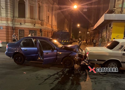 На Сумской пьяный водитель на Daewoo запарковался в багажник «Волги»