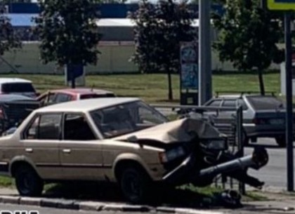 Харьковчанин решил поменять праворульное авто и разбил его в хлам прямо напротив автосалона