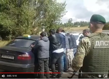 Харьковские пограничники задержали шестерых нелегалов-иностранцев, убегавших от границы на такси (ФОТО, ВИДЕО)