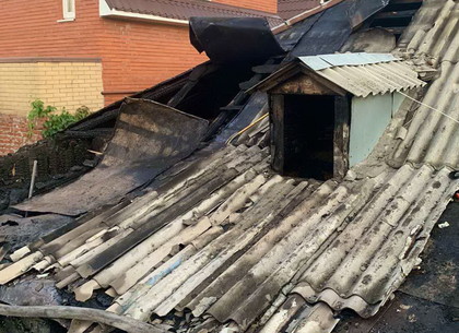На Танкопия дотла выгорела пристройка, но спасатели уберегли частный дом
