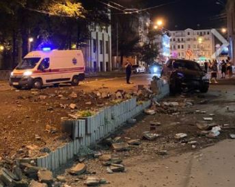 Porsche Cayenne протаранил клумбу и едва не разнес часть холла элитного отеля в центре Харькова (ФОТО, ВИДЕО)
