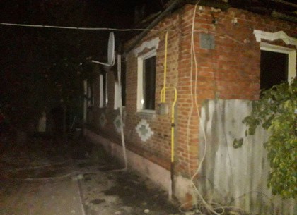 В пригороде Харькова ночью загорелся частный дом