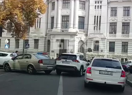 ДТП в центре: легкая авария перекрыла улицу (ВИДЕО)