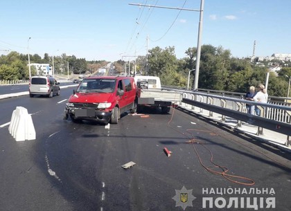 Автомобиль сбил дорожных рабочих на Коммунальном путепроводе (ФОТО)