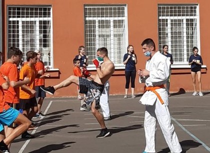 У Київському районі чемпіони з різних видів спорту провели уроки для школярів