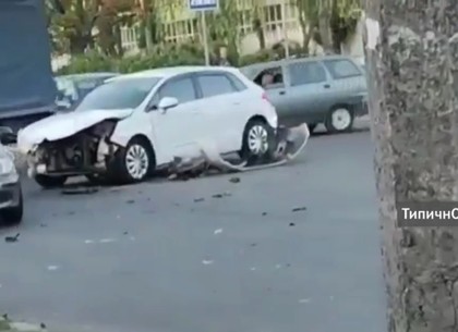 ДТП: жесткая встреча - авто разбито в хлам (ВИДЕО)