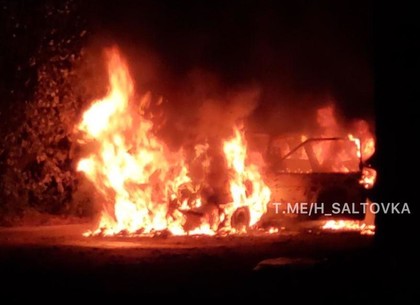 ВИДЕО: Ночью в Харькове сгорел автомобиль (Соцсети)