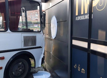 ФОТО: Автобус затормозил в киоск на Холодной Горе (Патрульная полиция)