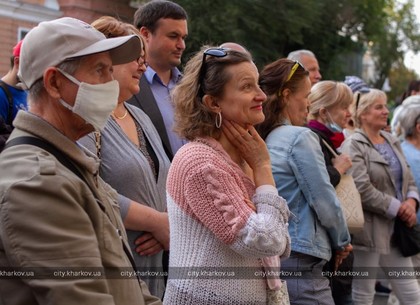 Фоторепортаж: в Харькове провели экскурсию по городу для людей с нарушениями слуха (Горсовет)