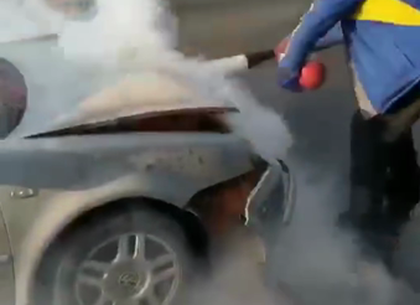 ВИДЕО: На Салтовке загорелся автомобиль, попавший в ДТП (Обновлено, Telegram)