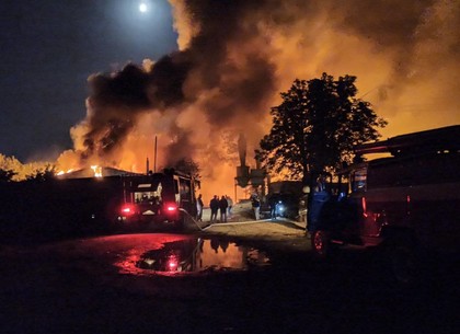 ФОТО: В Купянске сгорела пилорама, пламя угрожало нефтебазе (ГСЧС)