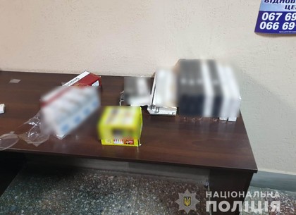 ФОТО: Возле станции метро задержали торговца контрафактными сигаретами (ГУ НП)