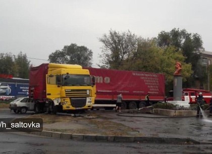 ФОТО: Крутой вираж фуры на Салтовском шоссе (Telegram)