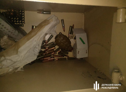 ФОТО: У харьковского сотрудника СБУ нашли арсенал оружия и наркотики (ГБР)