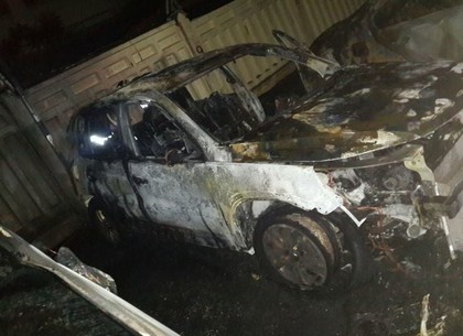 ФОТОфакт: Ночью на Холодной Горе сгорели три автомобиля (ГСЧС)