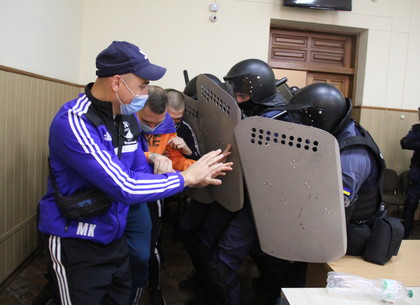 ФОТО: На Слобожанщине судебные охранники совместно с силовиками учились противодействовать радикалам во время судебного заседания
