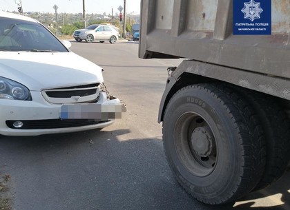ФОТО: На Салтовке грузовик не пропустил KIA (Патрульная полиция)